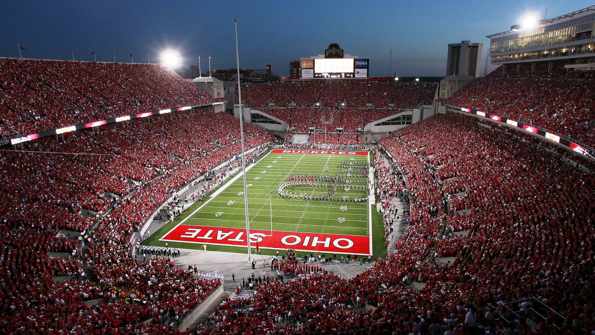 当曼城在绿茵场力克巴拉多利德，奥斯梅恩却在F1街道赛接管比赛—一场足球与赛车的魔幻联动